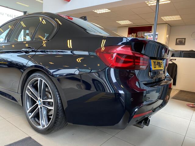 BMW 3-SERIE 330i M Sport Edition,M Pakket,NL Auto,Automaat,Schuifkanteldak,Keyless Entry,Navigatie,Parkeerassistent,Trekhaak,Leder&Stoelverwarming,Climate&Cruisecontrol,Bleutooth met Spraakbediening,SensorenV&A,19 Inch Lmv