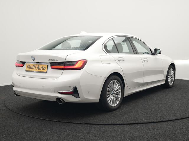 BMW 3-SERIE 330e Luxury Line Plug In Hybrid 293pk PHEV | Trekhaak af Fabriek | Lederen Memory Stoelen Verwarmd | Camera | Apple Carplay | Keyless | Virtual | Sfeerverlichting | DAB | Navi Full Map |