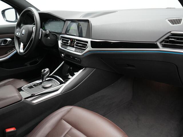 BMW 3-SERIE 330e Luxury Line Plug In Hybrid 293pk PHEV | Trekhaak af Fabriek | Lederen Memory Stoelen Verwarmd | Camera | Apple Carplay | Keyless | Virtual | Sfeerverlichting | DAB | Navi Full Map |