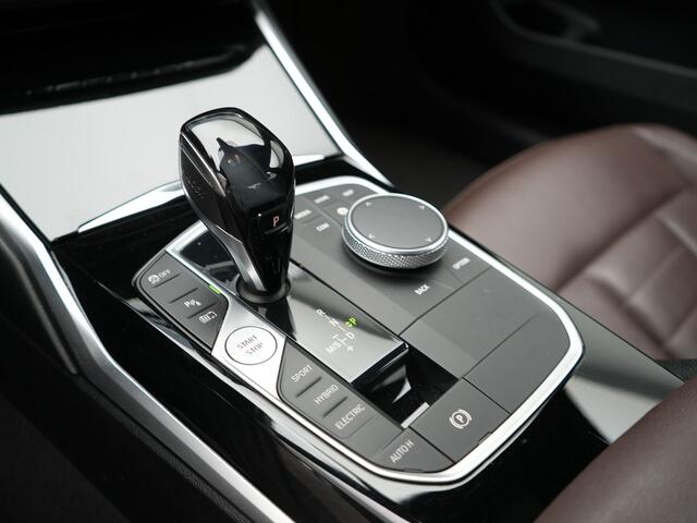 BMW 3-SERIE 330e Luxury Line Plug In Hybrid 293pk PHEV | Trekhaak af Fabriek | Lederen Memory Stoelen Verwarmd | Camera | Apple Carplay | Keyless | Virtual | Sfeerverlichting | DAB | Navi Full Map |