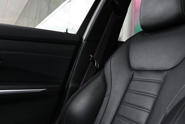 BMW 3-SERIE Touring 330i High Executive M Sport Automaat / Sportstoelen / LED / Head-Up / Parking Assistant / M Sportonderstel / Live Cockpit Professional / Stoelverwarming