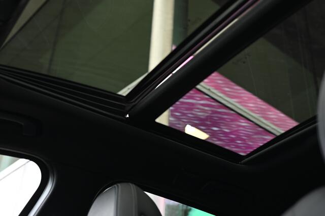 BMW 3-SERIE Touring 330i High Executive M Sport Automaat / Sportstoelen / LED / Head-Up / Parking Assistant / M Sportonderstel / Live Cockpit Professional / Stoelverwarming