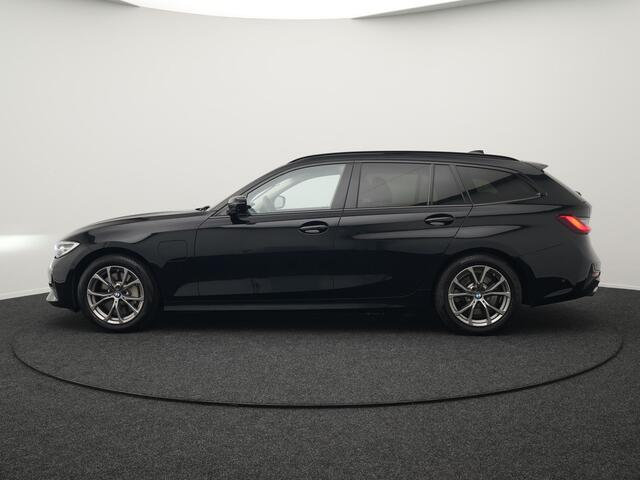 BMW 3-SERIE Touring 330e Sportline Plug In Hybrid 293pk PHEV | Trekhaak af Fabriek | Adaptive Cruise | Head Up | 360 Camera | Keyless | Sportstoelen Verwarmd | Sfeerverlichting |