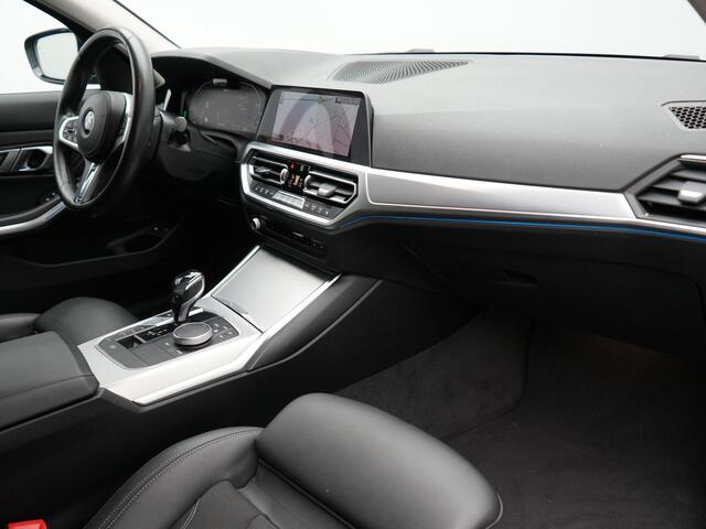 BMW 3-SERIE Touring 330e Sportline Plug In Hybrid 293pk PHEV | Trekhaak af Fabriek | Adaptive Cruise | Head Up | 360 Camera | Keyless | Sportstoelen Verwarmd | Sfeerverlichting |