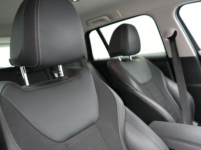 BMW 3-SERIE Touring 330e Sportline Plug In Hybrid 293pk PHEV | Trekhaak af Fabriek | Adaptive Cruise | Head Up | 360 Camera | Keyless | Sportstoelen Verwarmd | Sfeerverlichting |