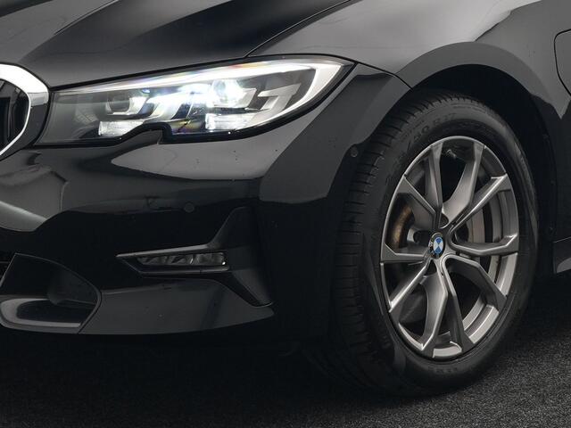 BMW 3-SERIE Touring 330e Sportline Plug In Hybrid 293pk PHEV | Trekhaak af Fabriek | Adaptive Cruise | Head Up | 360 Camera | Keyless | Sportstoelen Verwarmd | Sfeerverlichting |