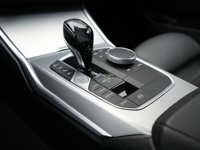 BMW 3-SERIE Touring 330e Sportline Plug In Hybrid 293pk PHEV | Trekhaak af Fabriek | Adaptive Cruise | Head Up | 360 Camera | Keyless | Sportstoelen Verwarmd | Sfeerverlichting |