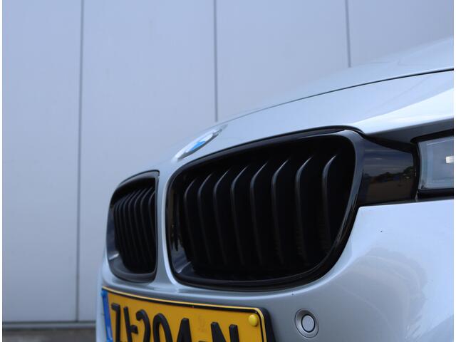 BMW 3-SERIE Touring 318i M Sport | Trekhaak | Leder | Keyless | Org. NL