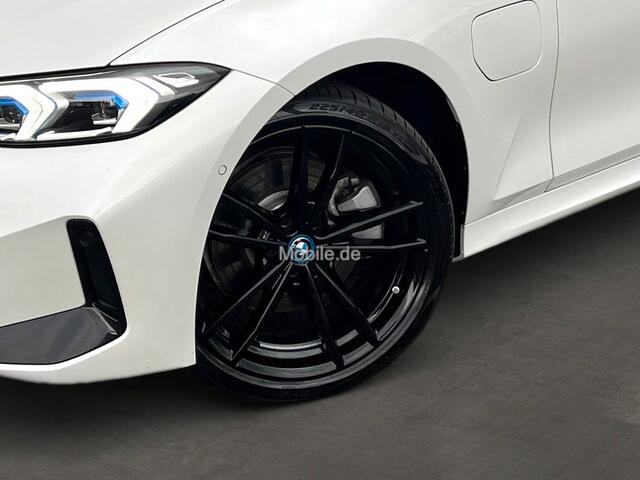 BMW 3-SERIE Touring 330e M-SPORT ** LED, NAVI+, LEDER, PAMORAMA, ACC, TREKH, 19-inch LMV ** 1e EIG - UNFALLFREI ** ** INFORMEER OOK NAAR ONZE AANTREKKELIJKE FINANCIAL-LEASE TARIEVEN **