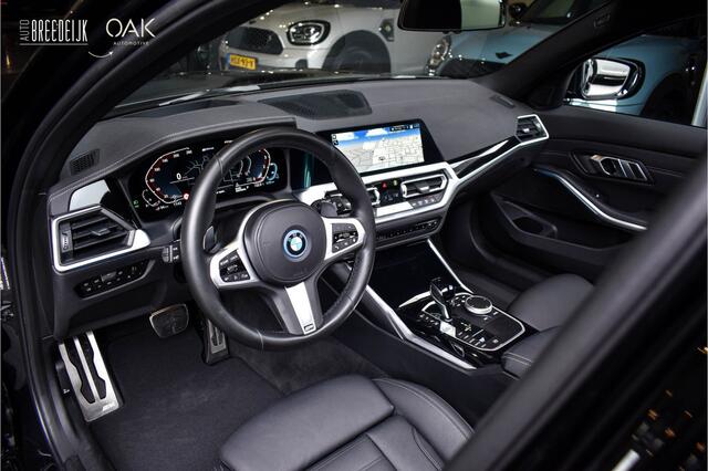 BMW 3-SERIE Touring 330e | M-Sport | Live Cockpit | Leder | Memory | 360 Camera | Head-Up | 19"LM | Saphire Zwart