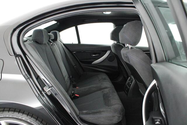 BMW 3-SERIE 330e 252pk Automaat M-Pakket Navigatie Cruise Control Climate Control