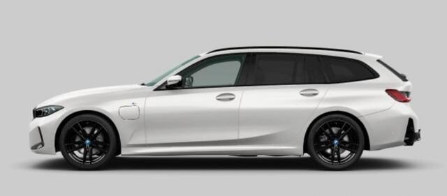BMW 3-SERIE Touring 330e M Sport - Trekhaak - Panoramadak - Parking/Driving Assistant - Hifi - Getinte/Geluiddempende ruiten - Active Cruise Control - Ambiance verlichting - Comfort Access - zonneschermen -