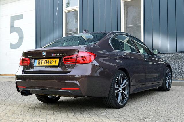 BMW 3-SERIE 330i xDrive M-Sport Rijklaarprijs-Garantie Individual Uitvoering Navigatie Trekhaak Leder Led Schuifdak