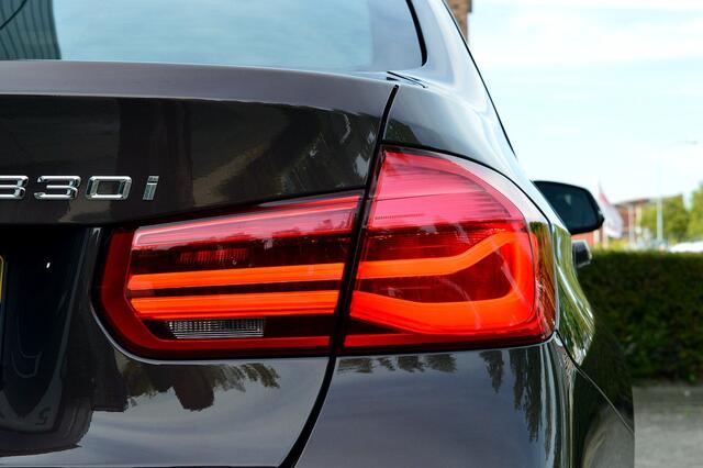 BMW 3-SERIE 330i xDrive M-Sport Rijklaarprijs-Garantie Individual Uitvoering Navigatie Trekhaak Leder Led Schuifdak