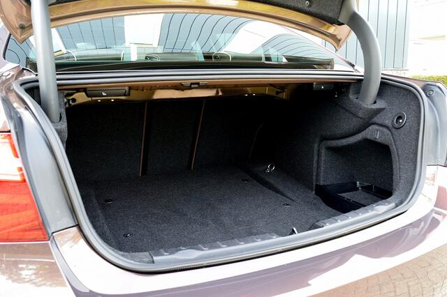 BMW 3-SERIE 330i xDrive M-Sport Rijklaarprijs-Garantie Individual Uitvoering Navigatie Trekhaak Leder Led Schuifdak