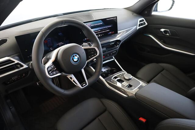 BMW 3-SERIE Touring 330e M Sportpakket Pro | Artic Race Blue | 19'' LMV | Comfort Access