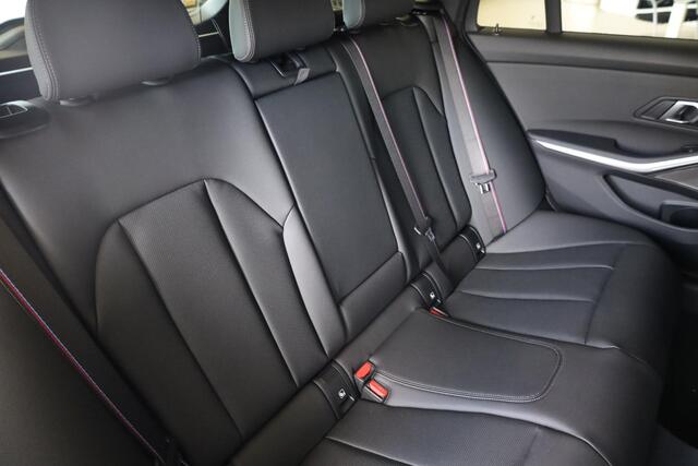 BMW 3-SERIE Touring 330e M Sportpakket Pro | Artic Race Blue | 19'' LMV | Comfort Access