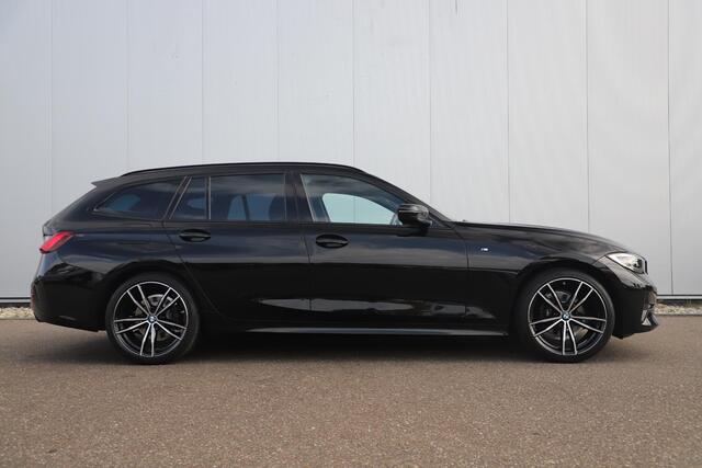 BMW 3-SERIE Touring 318i M Sport Shadowline Automaat 18 inch LED Half Leder Navigatie Carplay Android Sfeerverlichting Getint Glas Clima Cruise Parkeersensor