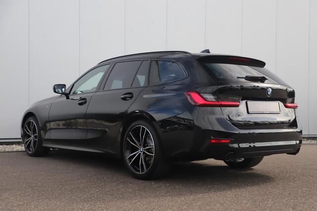 BMW 3-SERIE Touring 318i M Sport Shadowline Automaat 18 inch LED Half Leder Navigatie Carplay Android Sfeerverlichting Getint Glas Clima Cruise Parkeersensor