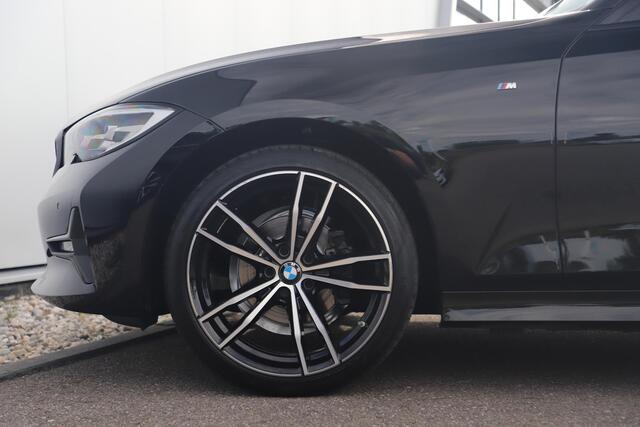 BMW 3-SERIE Touring 318i M Sport Shadowline Automaat 18 inch LED Half Leder Navigatie Carplay Android Sfeerverlichting Getint Glas Clima Cruise Parkeersensor