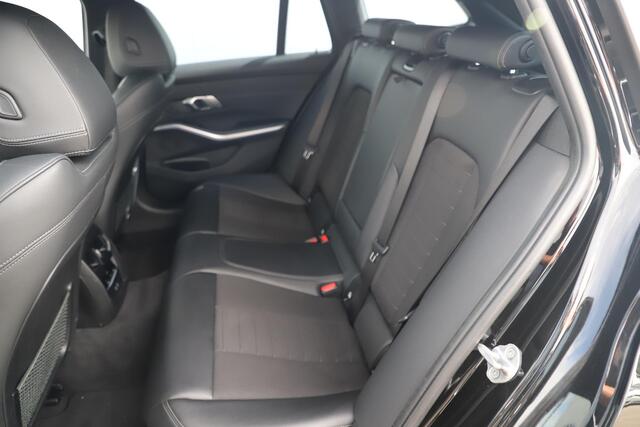 BMW 3-SERIE Touring 318i M Sport Shadowline Automaat 18 inch LED Half Leder Navigatie Carplay Android Sfeerverlichting Getint Glas Clima Cruise Parkeersensor