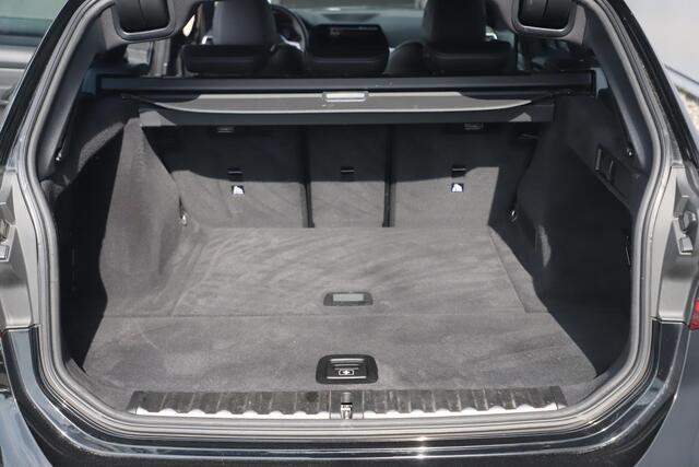 BMW 3-SERIE Touring 318i M Sport Shadowline Automaat 18 inch LED Half Leder Navigatie Carplay Android Sfeerverlichting Getint Glas Clima Cruise Parkeersensor