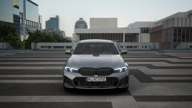 BMW 3-SERIE 330e High Executive M Sport Automaat / Schuif-kanteldak / Sportstoelen / Adaptieve LED / Parking Assistant Plus / Stuurverwarming / Comfort Access