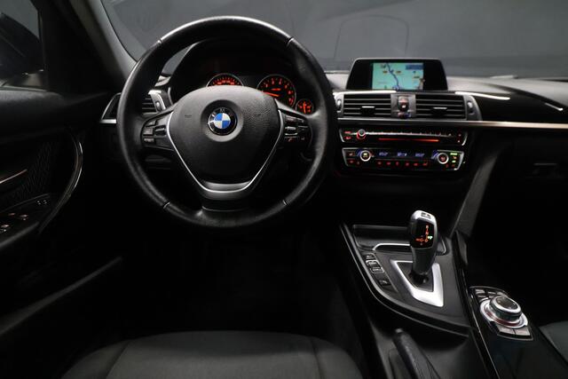 BMW 3-SERIE Touring 318i Luxury Line [NAVIGATIE, STOELVERWARMING, ELEKTRISCHE KLEP, PDC V+A, BLUETOOTH, LED, CRUISE CONTROL, CLIMATE CONTROL, NIEUWSTAAT]