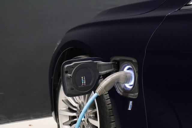 BMW 3-SERIE 330e Centennial High Executive Sport Line [SCHUIFKANTELDAK, MEMORY SEATS, ADAPTIVE CRUISECONTROL, STOELVERWARMING, VOL LEDER, HEAD-UP, PDC V+A, BLUETOOTH, CLIMATE CONTROL, NIEUWSTAAT]