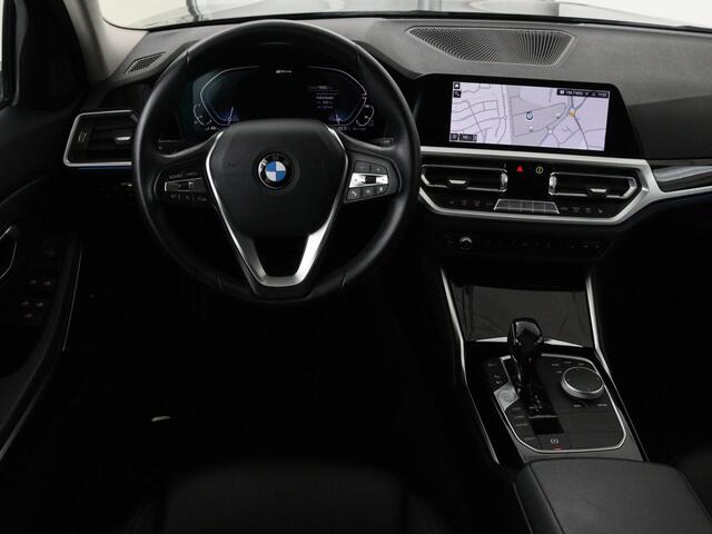 BMW 3-SERIE 330e Sport Line | Stoelverwarming | Half leder | Carplay | Sportstoelen | Live Cockpit | Sfeerverlichting | Navigatie | Full LED