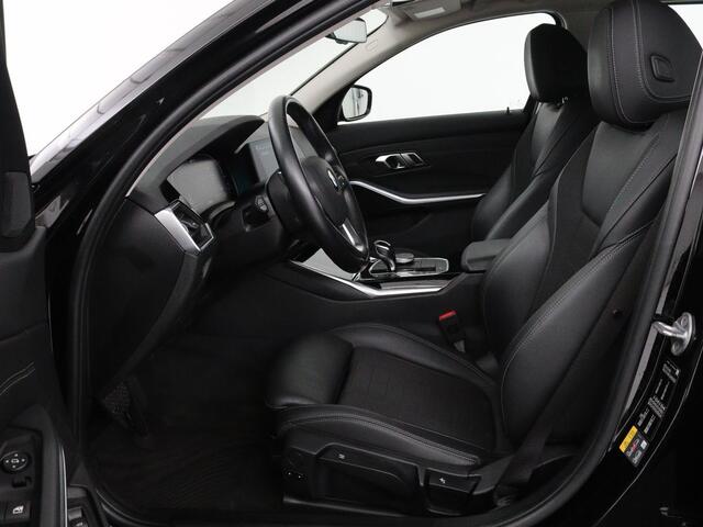 BMW 3-SERIE 330e Sport Line | Stoelverwarming | Half leder | Carplay | Sportstoelen | Live Cockpit | Sfeerverlichting | Navigatie | Full LED