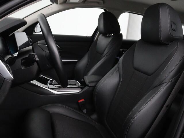 BMW 3-SERIE 330e Sport Line | Stoelverwarming | Half leder | Carplay | Sportstoelen | Live Cockpit | Sfeerverlichting | Navigatie | Full LED