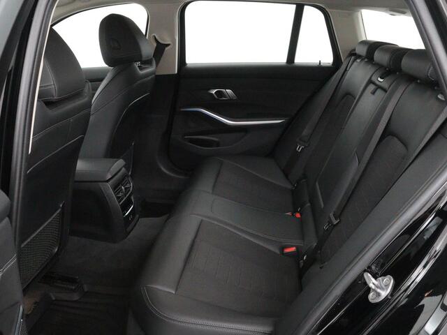 BMW 3-SERIE 330e Sport Line | Stoelverwarming | Half leder | Carplay | Sportstoelen | Live Cockpit | Sfeerverlichting | Navigatie | Full LED