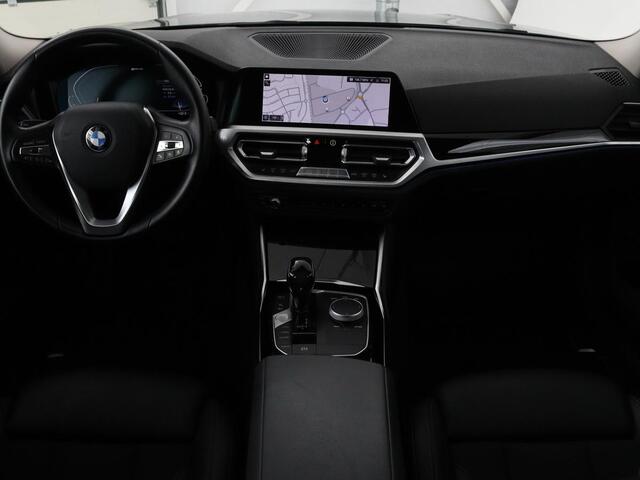BMW 3-SERIE 330e Sport Line | Stoelverwarming | Half leder | Carplay | Sportstoelen | Live Cockpit | Sfeerverlichting | Navigatie | Full LED