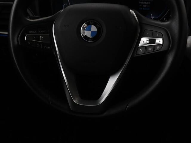 BMW 3-SERIE 330e Sport Line | Stoelverwarming | Half leder | Carplay | Sportstoelen | Live Cockpit | Sfeerverlichting | Navigatie | Full LED