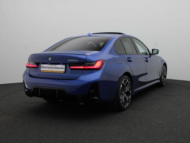 BMW 3-SERIE Sedan 330e M Sportpakket Pro | Comfort Pack | Stuurwielrand Verwarmd | Trekhaak | Schuifdak | Elektrisch Verstelbare Sportstoelen | Active Cruise Control | Harman Kardon | 19''