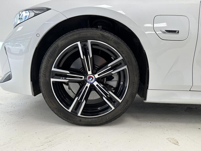 BMW 3-SERIE 330e xDrive M-Sport | Cognac bekleding | Panoramadak | Head-up-D