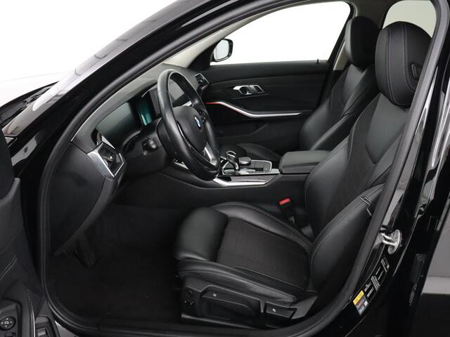 BMW 3-SERIE 330e Sport Line | Stoel & stuurverwarming | Adaptive cruise | Trekhaak | Sportstoelen | Carplay | Sfeerverlichting | Half leder | Navigatie | Full LED | PHEV
