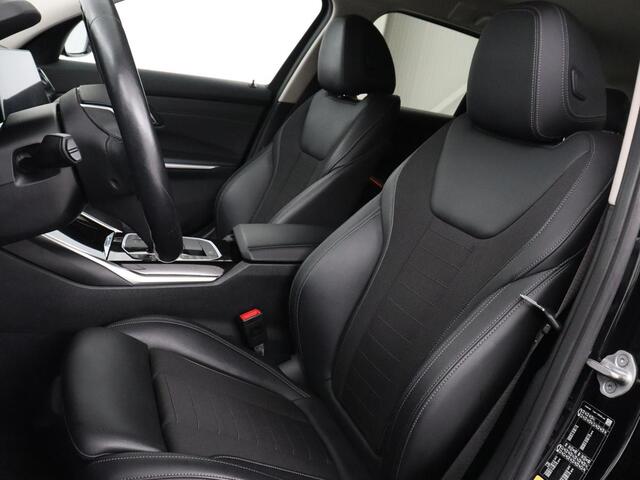 BMW 3-SERIE 330e Sport Line | Stoel & stuurverwarming | Adaptive cruise | Trekhaak | Sportstoelen | Carplay | Sfeerverlichting | Half leder | Navigatie | Full LED | PHEV