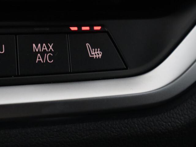 BMW 3-SERIE 330e Sport Line | Stoel & stuurverwarming | Adaptive cruise | Trekhaak | Sportstoelen | Carplay | Sfeerverlichting | Half leder | Navigatie | Full LED | PHEV