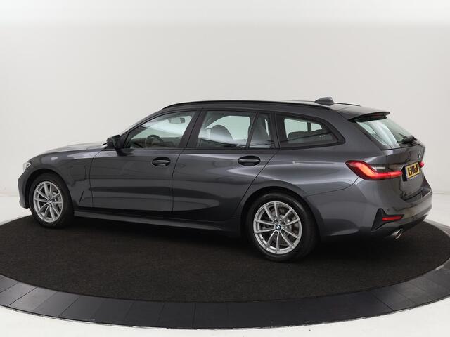 BMW 3-SERIE 330e eDrive Edition | Leder | Sportstoelen | Adaptive cruise | Stoelverwarming | Carplay | Live Cockpit | Navigatie | Parkeerhulp | Full LED