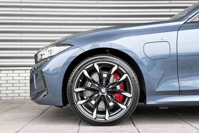BMW 3-SERIE Touring 330e M Sportpakket Pro / Innovation Pack / Comfort Pack / Panoramadak / Trekhaak