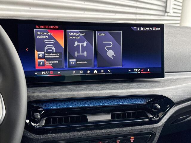 BMW 3-SERIE Touring 330e M Sportpakket Pro / Innovation Pack / Comfort Pack / Panoramadak / Trekhaak