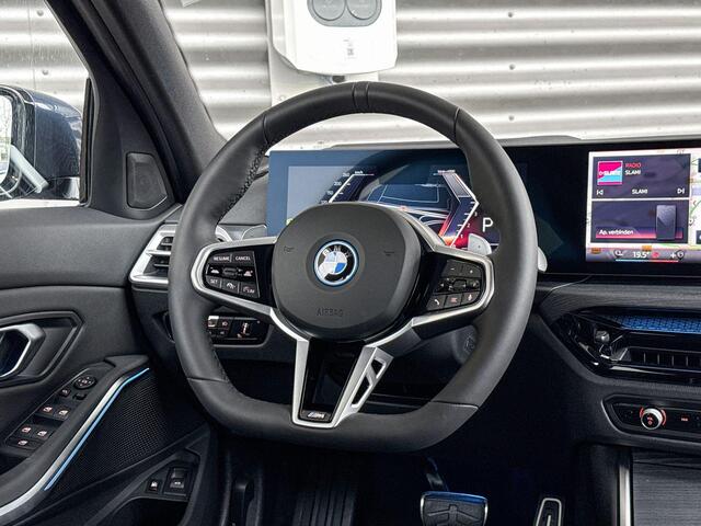 BMW 3-SERIE Touring 330e M Sportpakket Pro / Innovation Pack / Comfort Pack / Panoramadak / Trekhaak