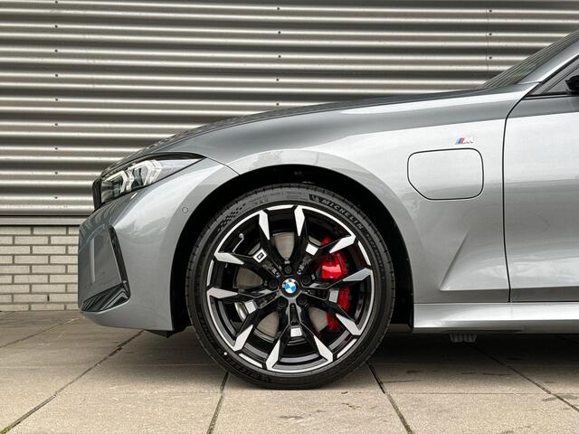 BMW 3-SERIE Touring 330e M Sportpakket Pro / Innovation Pack / Comfort Pack / Panoramadak / Trekhaak