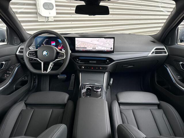 BMW 3-SERIE Touring 330e M Sportpakket Pro / Innovation Pack / Comfort Pack / Panoramadak / Trekhaak