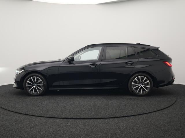 BMW 3-SERIE Touring 320e Sportline Plug In Hybrid 204pk Dealer O.H PHEV | Sportstoelen Verwarmd | Camera | Apple Carplay | Navi Full Map | DAB | El. Achterklep |