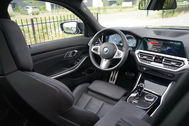 BMW 3-SERIE Touring 330e M Sport DRAVITGRAU Panodak M-Stoelen Laser Memory Head up