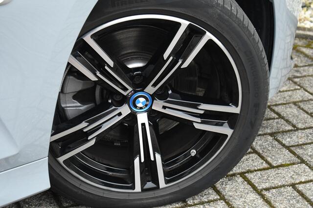 BMW 3-SERIE Touring 330e xDrive M-Sport Pano ACC Trekh HUD HiFi Leder Brooklyngrau!