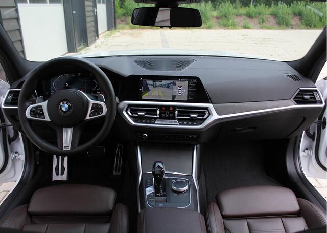 BMW 3-SERIE 330i 259Pk M-Sport | NL-auto | Bruinleder | Panoramadak | Parelmoerlak